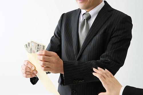 保険金詐欺が発覚したらどうなる？ 逮捕された場合の流れから量刑