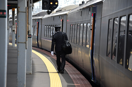 駅員に暴力をふるって逮捕されてしまった！ 家族にできることは？