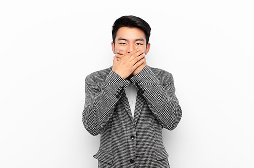 黙秘すれば罪を免れる？ 黙秘権を行使するときのポイントと注意...