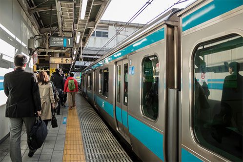 「触らない痴漢」をしたら逮捕される？ 前科がつく可能性はあるのか