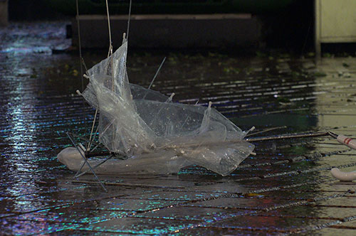 台風で従業員を出社させるのは安全配慮義務違反？ 罰則や留意すべき点とは？