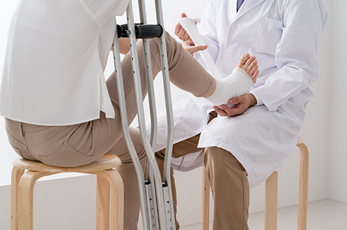 交通事故対応を行政書士に依頼できる？ 弁護士に相談すべき理由とは