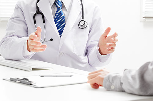 交通事故の症状固定は誰がどのように判断するのか？ 弁護士が解説