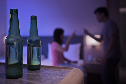 アルコール依存症は離婚の理由になる？ 慰謝料請求や注意点を弁護士が解説