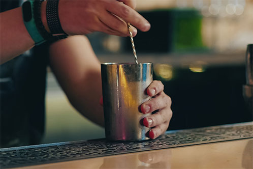 ガールズバーの従業員に周知しておきたい風営法とは？ 弁護士が解説