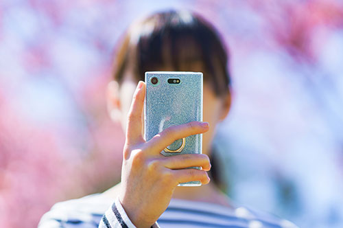 未成年者に自撮りを要求したら逮捕？ 法定刑や対処法を弁護士が解説