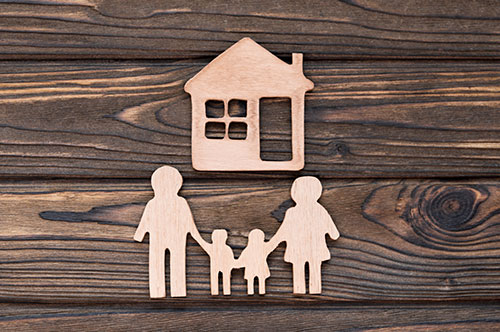 養子縁組の子どもに財産を相続させたい！ 実子との違いや節税効果を解説