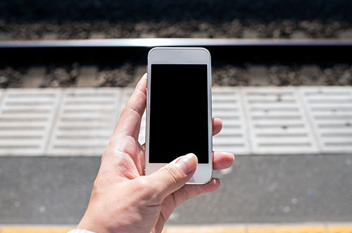 電車でAirDrop痴漢をしてしまった……“触らない痴漢”は罪に問われる？