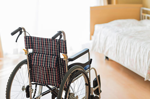 母が介護施設で骨折！ 介護事故で損害賠償請求することはできる？