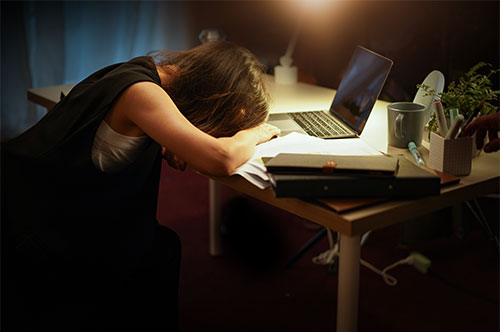 在宅勤務だから残業代は出ないって本当？ 請求できるケースとは？