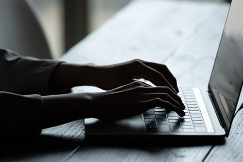 デマやフェイクニュースを流して逮捕されるケース｜問われうる責任