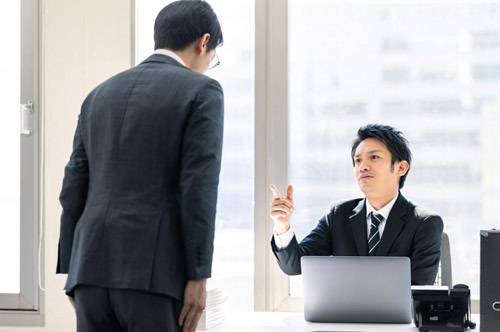 「明日から来なくていい」はパワハラ？ 法的解釈はどうなる？