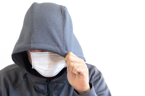 被疑者の逃亡を助けたら罪になる！ 犯人蔵匿罪と犯人隠避罪の違い