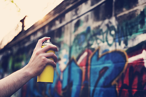 落書きは犯罪？ 問われる罪名と逮捕された場合に行うべき対応とは