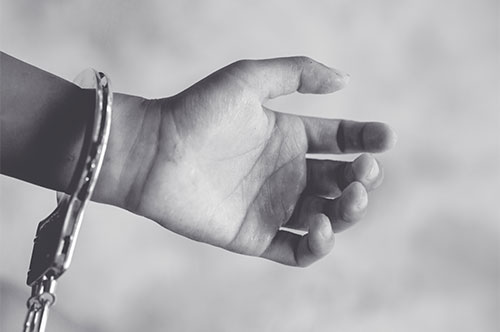 子どもが逮捕されたら？その後の流れや、就職や進学に与える影響を解説