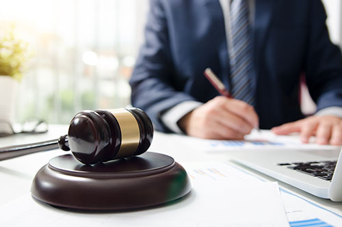 交通事故における弁護士特約の使い方とは？ 慰謝料はどう変わる...