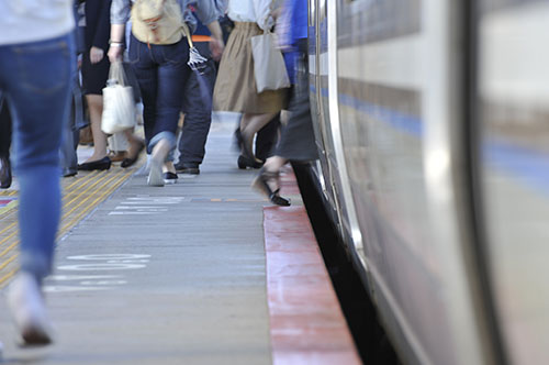 電車内での喧嘩で逮捕｜問われうる罪とトラブル回避法を弁護士が解説