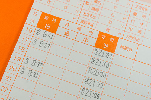 勤怠の不正打刻・改ざんをした社員は解雇できる？ 適切な対処方...