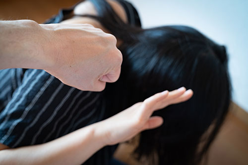 配偶者への暴力はDVとして逮捕されるおそれあり！ DV行為を罰する法律や罰則を解説