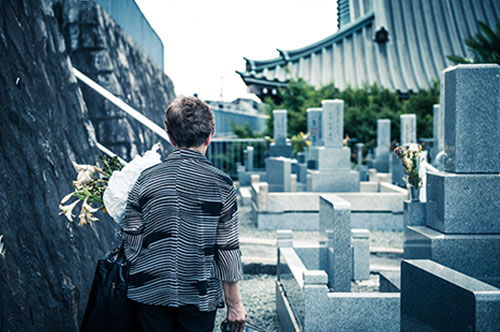 墓じまいでよくあるトラブルとは？ 手続きの流れや離檀料について解説