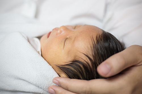 離婚後に出産しても元夫の子どもになる！？ 300日問題の対処法を解説