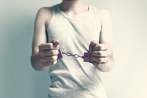 子どもが逮捕されたときに、親ができることは？逮捕から処分までの流れを解説