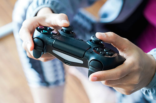 ゲーム依存の夫や妻と離婚することはできる？ 弁護士が解説