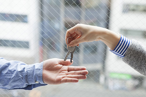 アパートを建て替えには立退料の交渉が必要？ 借地借家法のルールとは