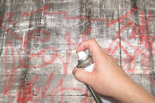 逮捕の可能性はある？ 落書きで問われる罪と罰則を弁護士が解説