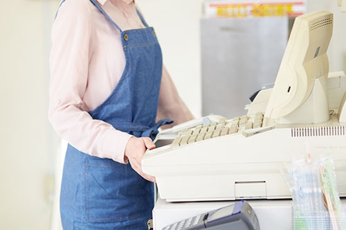 小売業で残業が多い方へ！ 残業代不払いになりやすいパターンと相談先