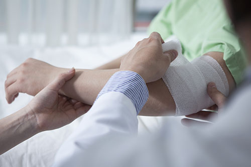 交通事故で怪我をした！ 治療費請求の手続きと注意点について解説