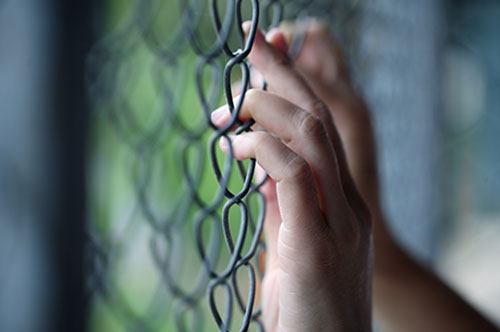 逮捕・監禁罪とは？ 成立要件や量刑上考慮されるポイントについて