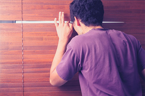 のぞきはどんな罪に問われる？ 後日逮捕される可能性は？