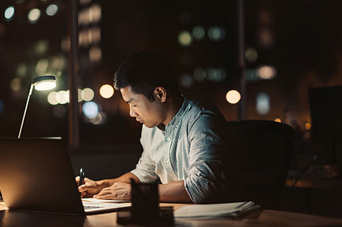 「法内残業」と「法外残業」の違いとは？ 支払われている残業代は正しい金額？