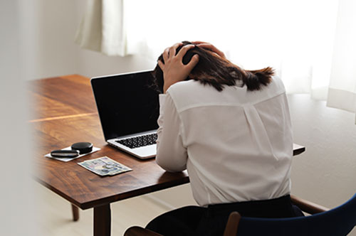 働かない配偶者の経済的DVは離婚事由になる？ 町田オフィスの弁護士が解説