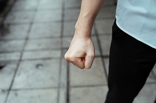 殴り合いの喧嘩をしても警察は動かないって本当？ 逮捕される可能性