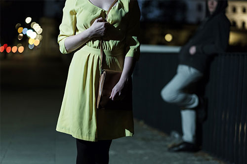 待ち伏せでストーカー扱い！？ 逮捕や規制法違反の可能性はあるか