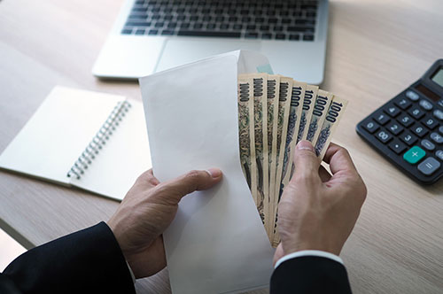 従業員への貸付金は給与から天引きできる？ 賃金支払いの基本ルール