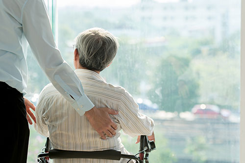 親の介護は子どもの義務？ 法律上の扶養義務について弁護士が解説