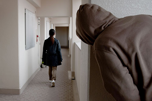 待ち伏せするだけでストーカー？ 逮捕される可能性や解決策を解説