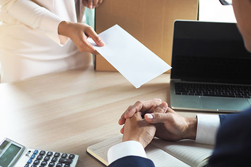 取締役（会社役員）を辞任する方法・注意点について弁護士が解説