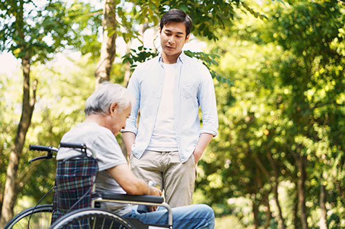 親の介護は子どもの義務？ もし介護を放棄したら罪に問われるのか