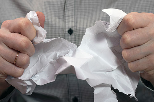 家や店に張り紙を貼られた！ 嫌がらせは罪に問える？ 損害賠償は可能？