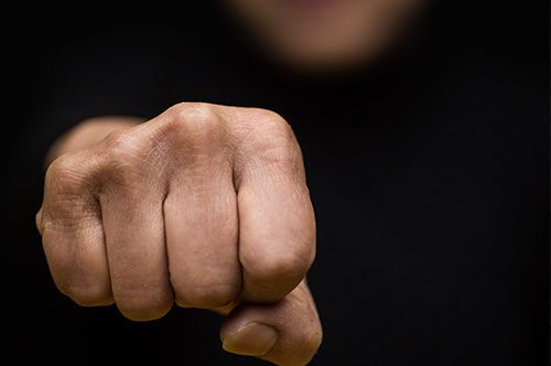 傷害罪・暴行罪の違いとは？ ケンカに適用される犯罪と刑罰を解説