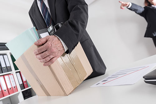 会社からリストラ宣告を受けたら拒否できる？ 違法なケースや対...