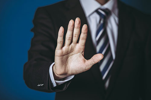 突然の雇い止め……違法となるケースは？ 確認すべきことや対処法を解説