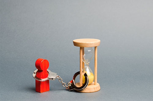 執行猶予付判決と実刑の違いとは？ 猶予の獲得や取り消しの条件を解説