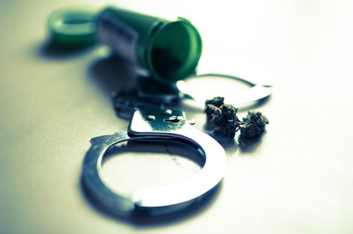 大麻はどのようなケース（所持、使用）で違法とされるのか？ 弁護士が解説