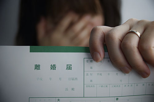 DVで離婚する場合に慰謝料請求はできる？ 相場や請求時のポイント