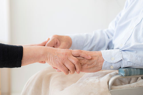 介護休暇中の給料はどうなる？│ 介護休業給付金の申請方法も解...